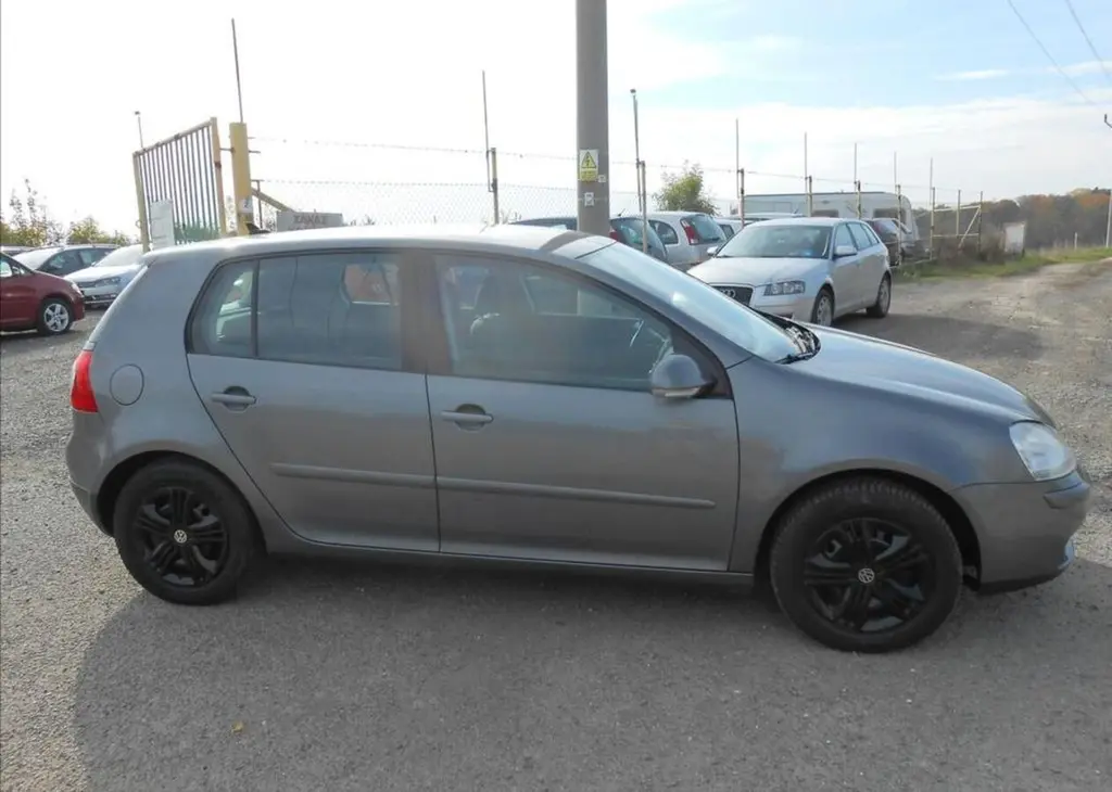 Volkswagen Golf 1,4 i 16V CZ Serviska benzín - fotka 2
