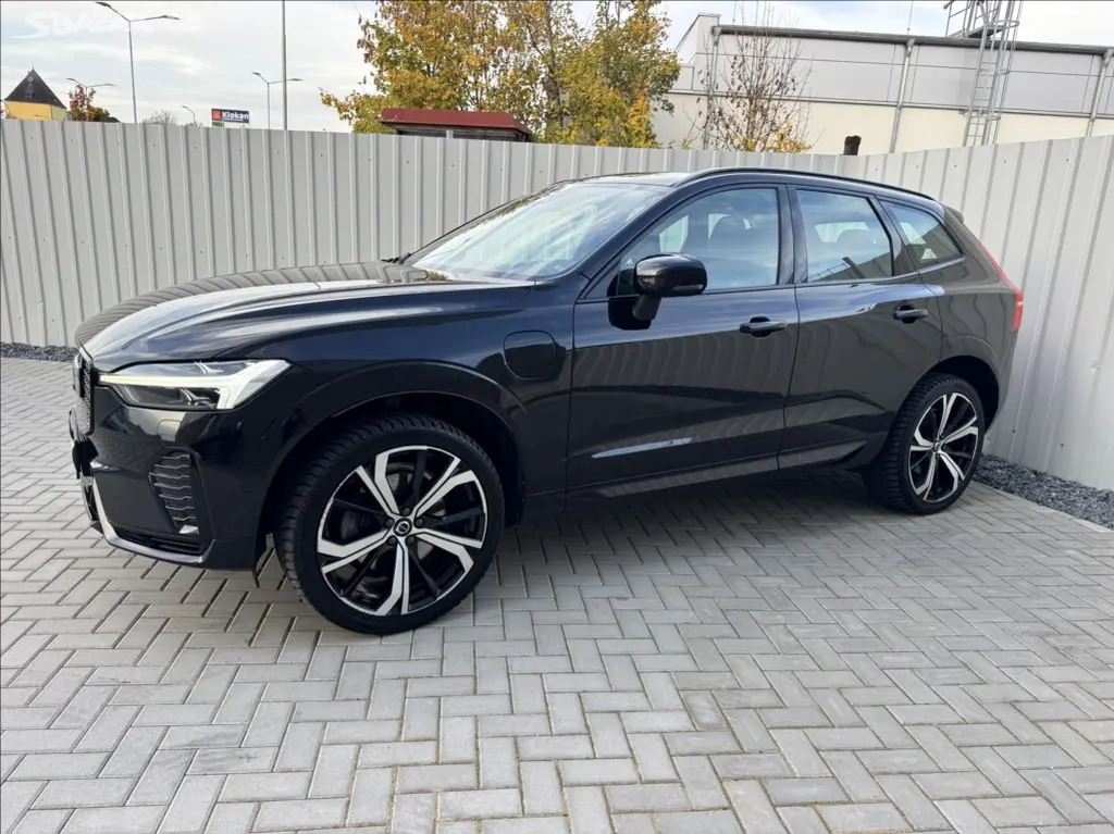 Volvo XC60, 2,0 T8 AWD Recharge Plus Dark - fotka 3