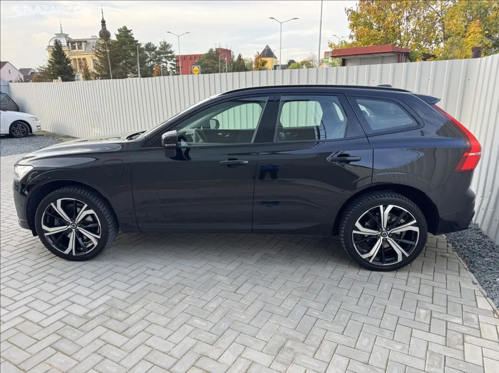 Volvo XC60, 2,0 T8 AWD Recharge Plus Dark - fotka 4