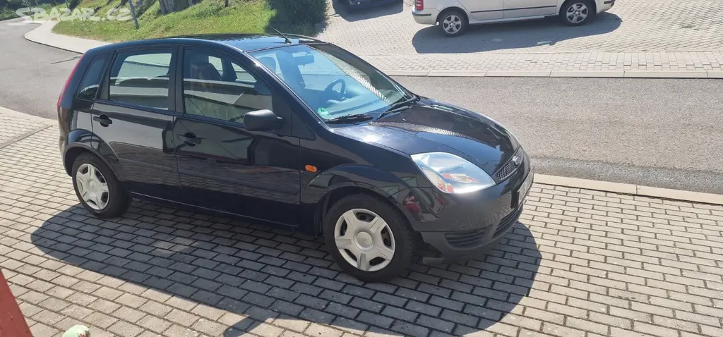 Ford Fiesta 1.4 16V (59 kW) 5D, 2002, tažné - fotka 3