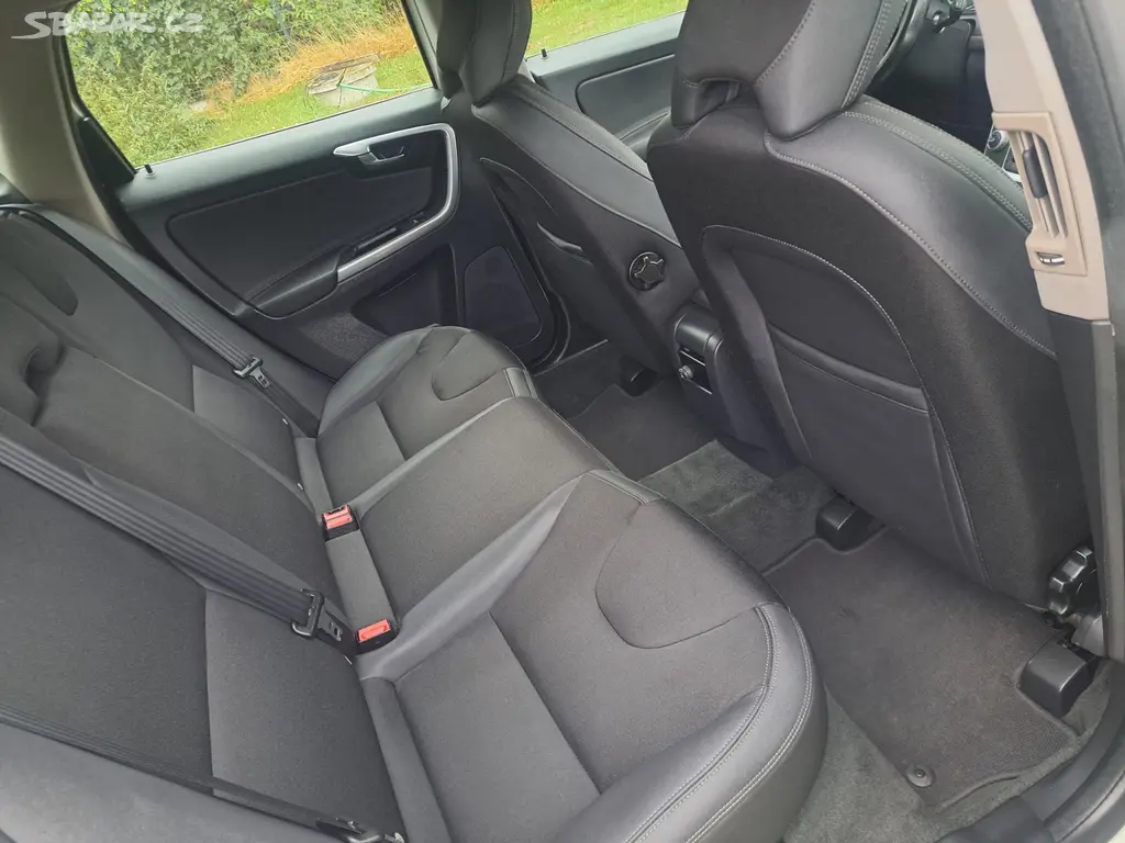Volvo XC60 2.0D D4 133KW ,manuál, NAVI ,bez koroze - fotka 6