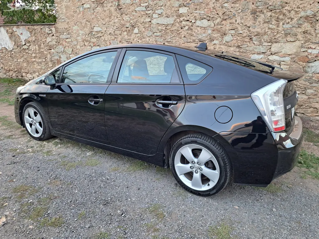Toyota Prius 3 1.8 VVT-i Hybrid - fotka 3