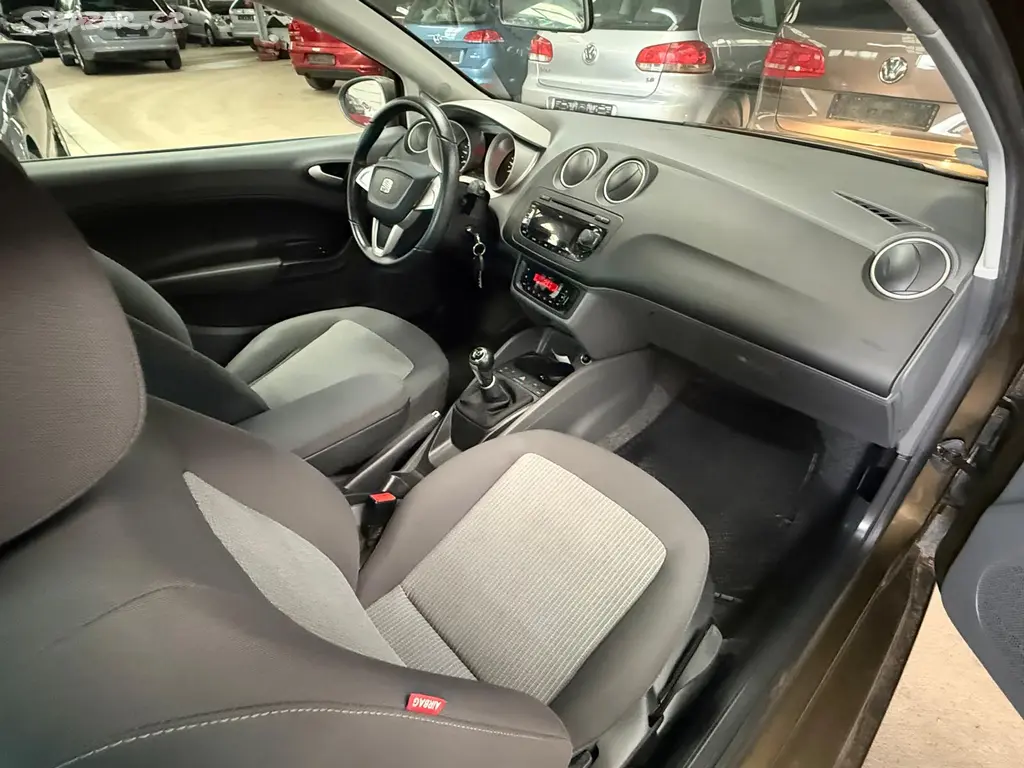 Seat IBIZA 1.4i 16V 63KW 2011 - fotka 4
