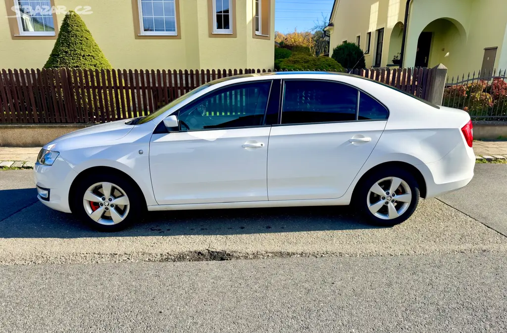 Škoda Rapid 1.2 TSI 77 kW (2013) bílá, liftback - fotka 2