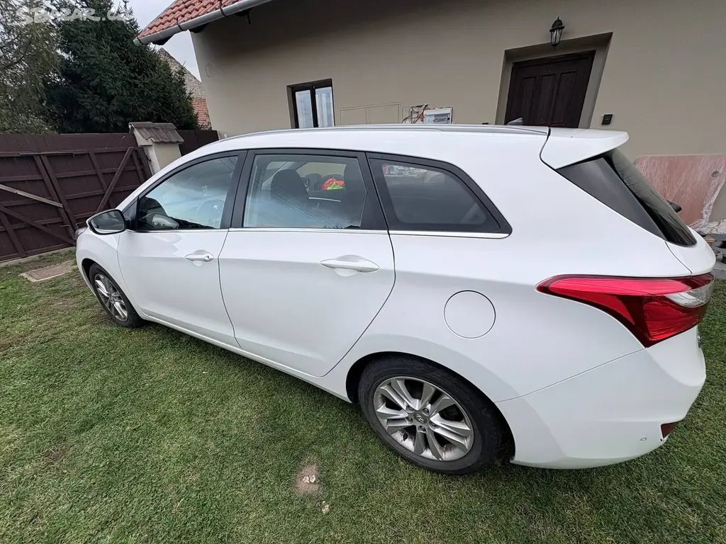 Hyundai i30, Hyundai i30 kombi 1.4 benzin - fotka 2