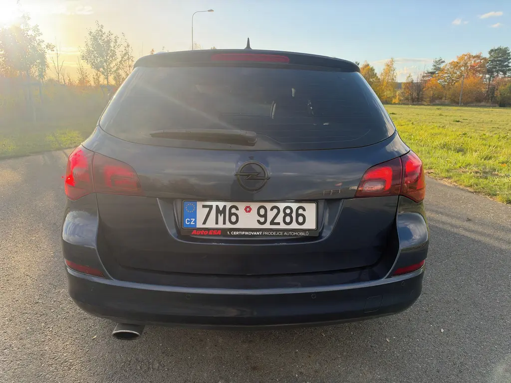 Opel Astra, 2,0 Tdi 121 kW Sport TOURER - fotka 4