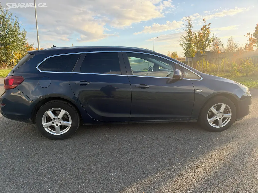 Opel Astra, 2,0 Tdi 121 kW Sport TOURER - fotka 6