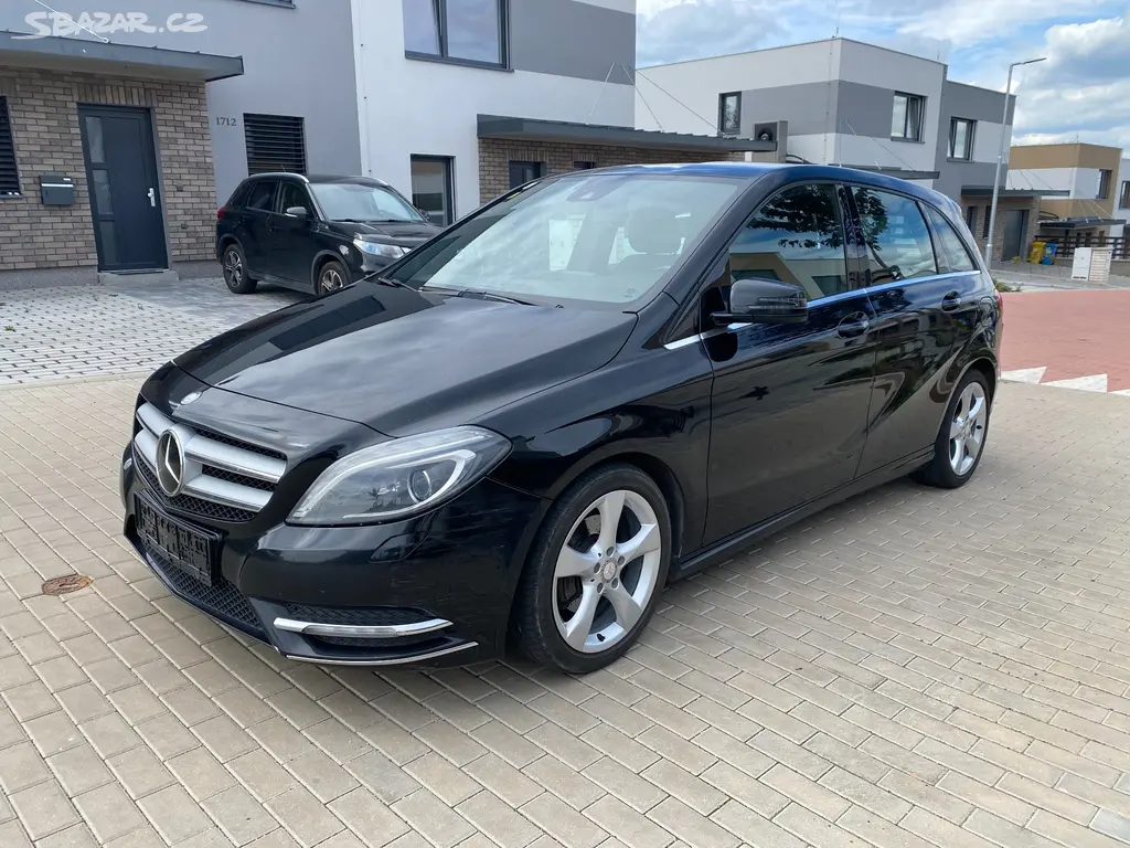 MB B, 180 CDI, r. 11/2012, kůže, ALU R17, nová STK