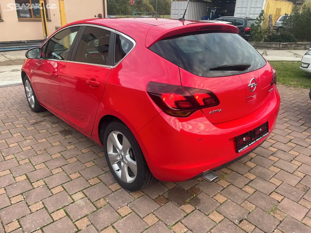 Opel Astra r.v. 2011, serviska, 1. majitel - fotka 3