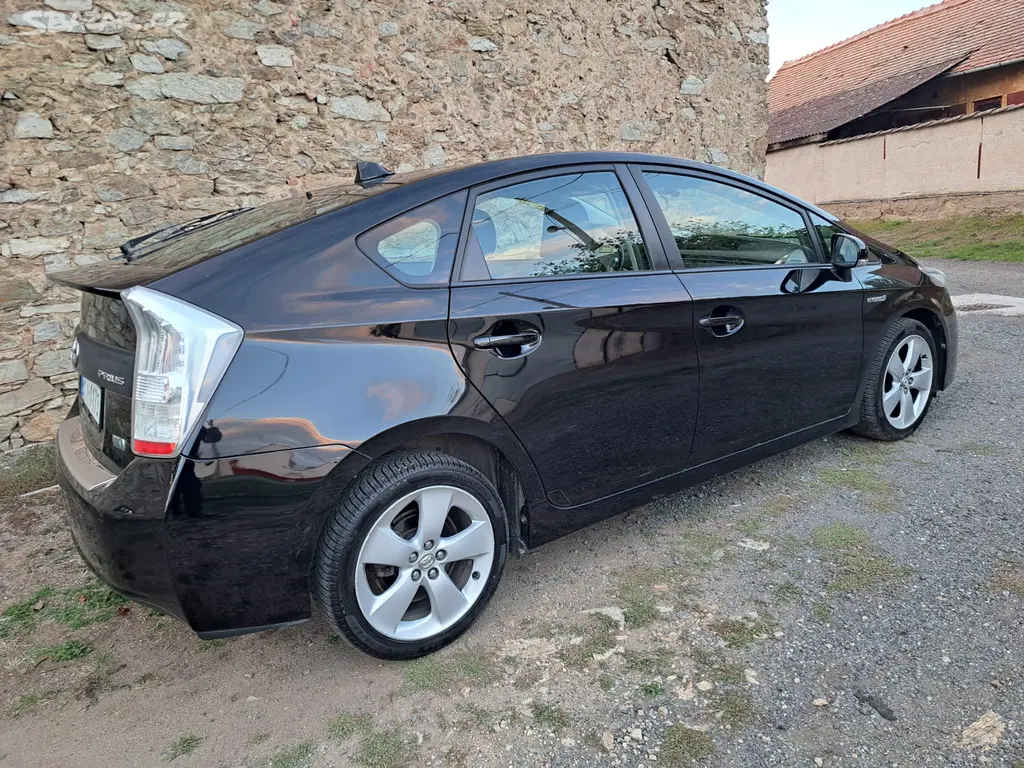 Toyota Prius 3 1.8 VVT-i Hybrid - fotka 4