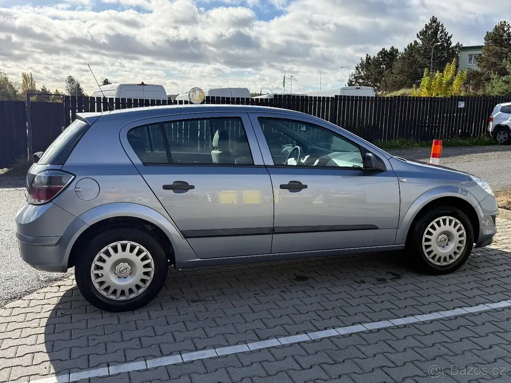 Opel Astra 1.4 BENZIN 2009 - fotka 3