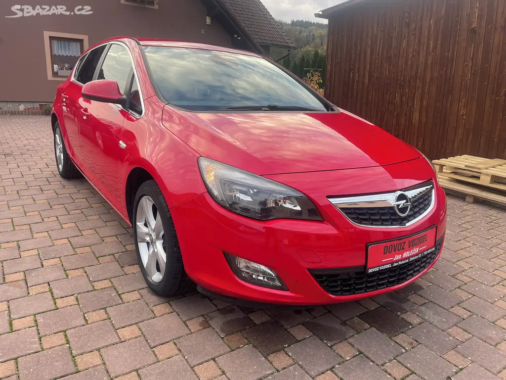 Opel Astra r.v. 2011, serviska, 1. majitel