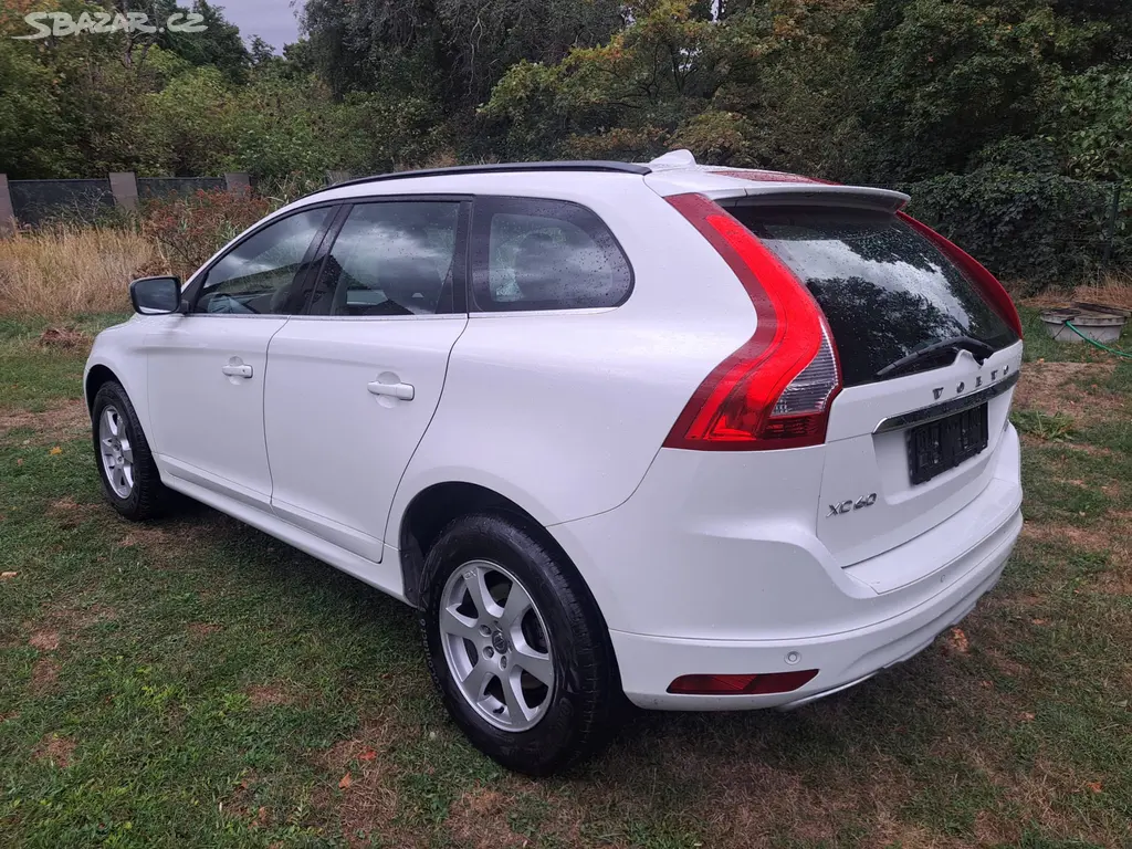 Volvo XC60 2.0D D4 133KW ,manuál, NAVI ,bez koroze - fotka 4