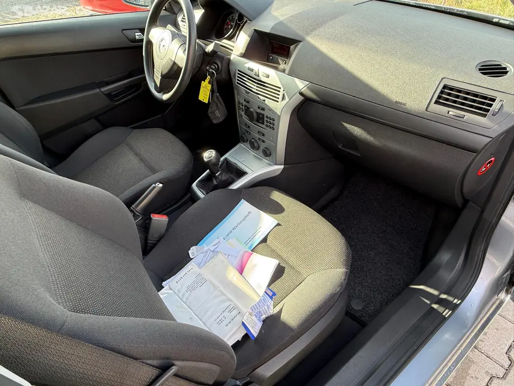 Opel ASTRA 1.4 benzin 2009 - fotka 5