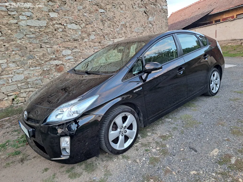 Toyota Prius 3 1.8 VVT-i Hybrid - fotka 2