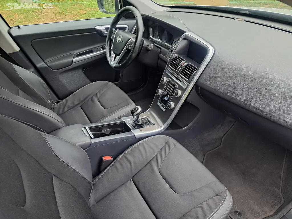 Volvo XC60 2.0D D4 133KW ,manuál, NAVI ,bez koroze - fotka 5