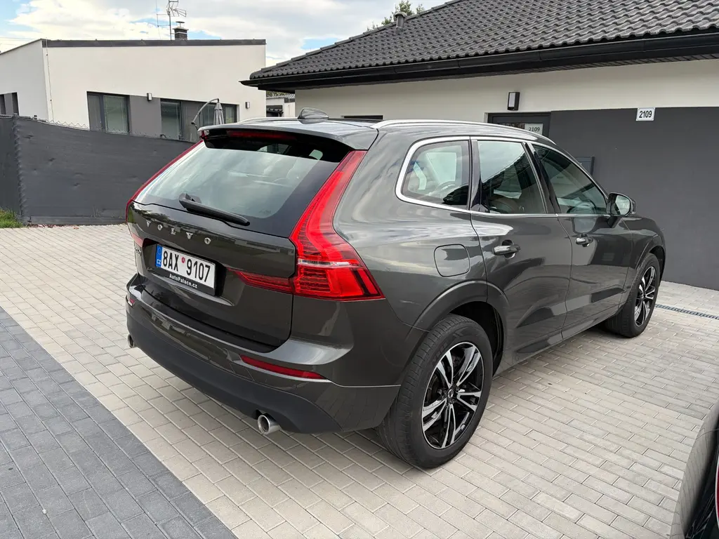 Volvo XC60 rok 2018 - fotka 2
