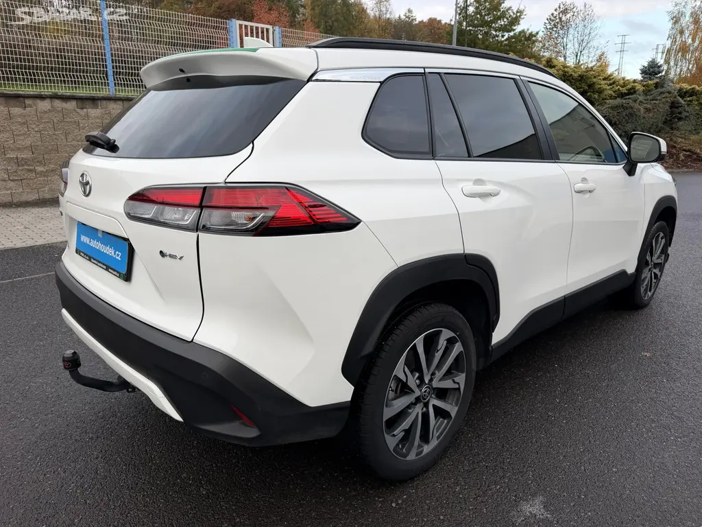 Toyota Corolla Cross, 1,8i hybrid automat závěs - fotka 3