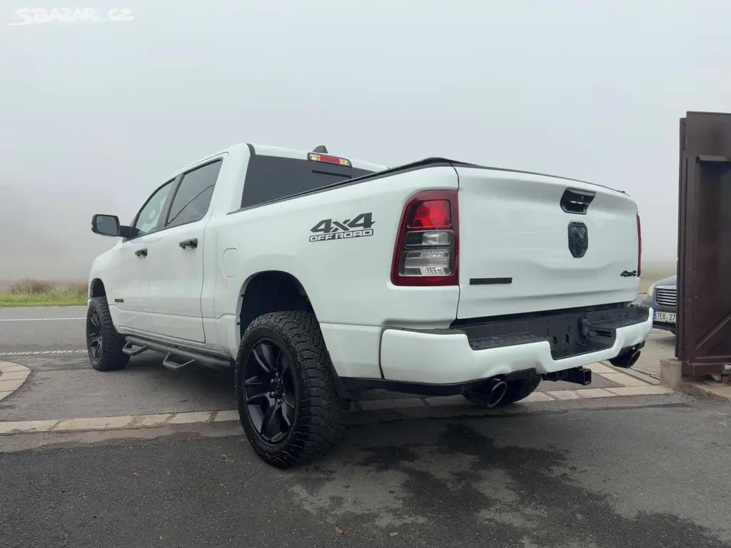 Dodge RAM 1500 Bighorn 5,7 Hemi Lonestar Crew 2023 - fotka 3